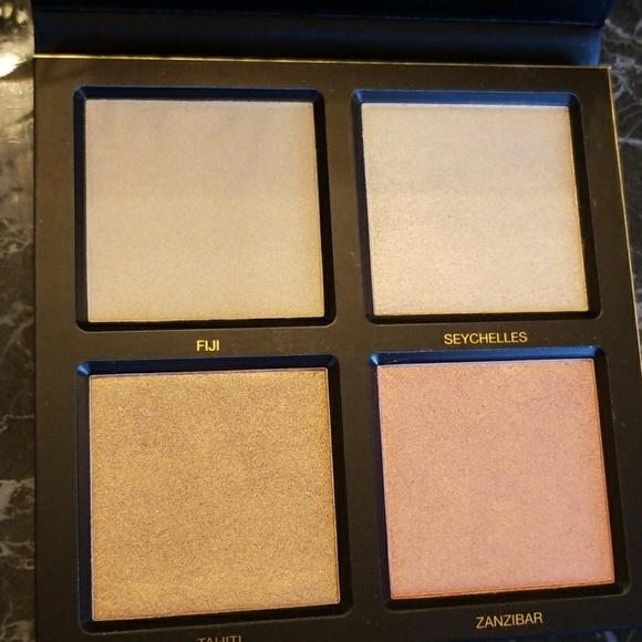 SOLD! Huda Beauty 3D highlighter palette - Picture 3 of 7